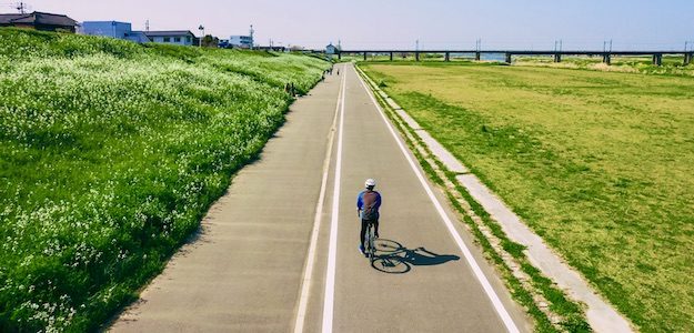 自転車に乗る人の写真