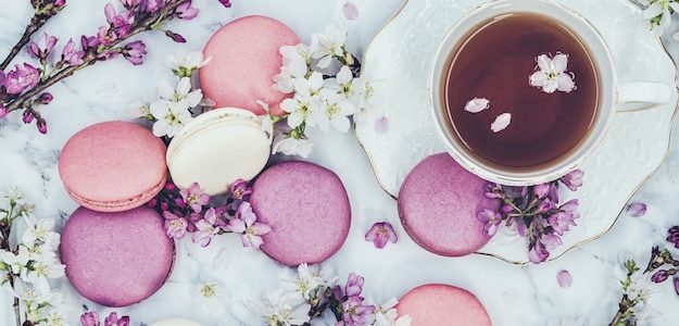 紅茶とマカロンと桜の写真