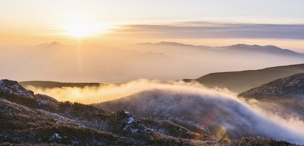 朝日が登る山の写真