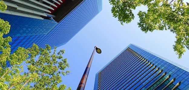 高層ビルと空の写真