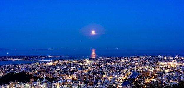 満月と街の夜景の写真