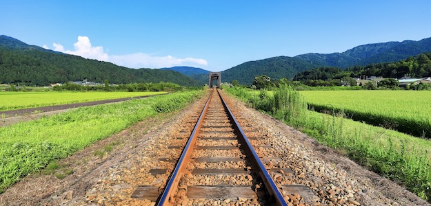 線路と空と山の写真