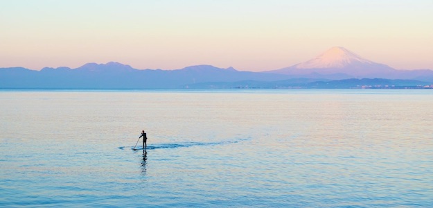 海でサップをする人の写真