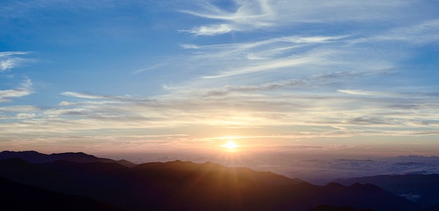 朝日が登る山の写真