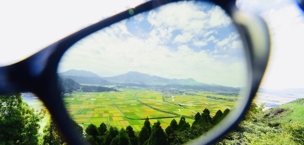 メガネ越しの田園風景の写真