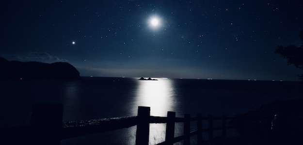 夜の海と月の写真