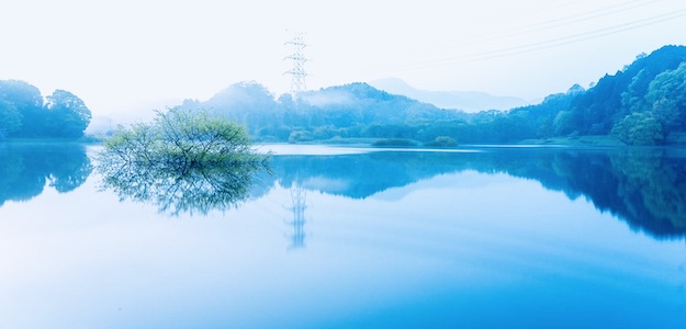 池と山と空の写真